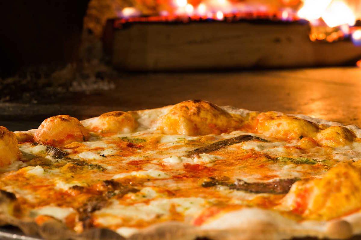 Pizza dal forno a legna