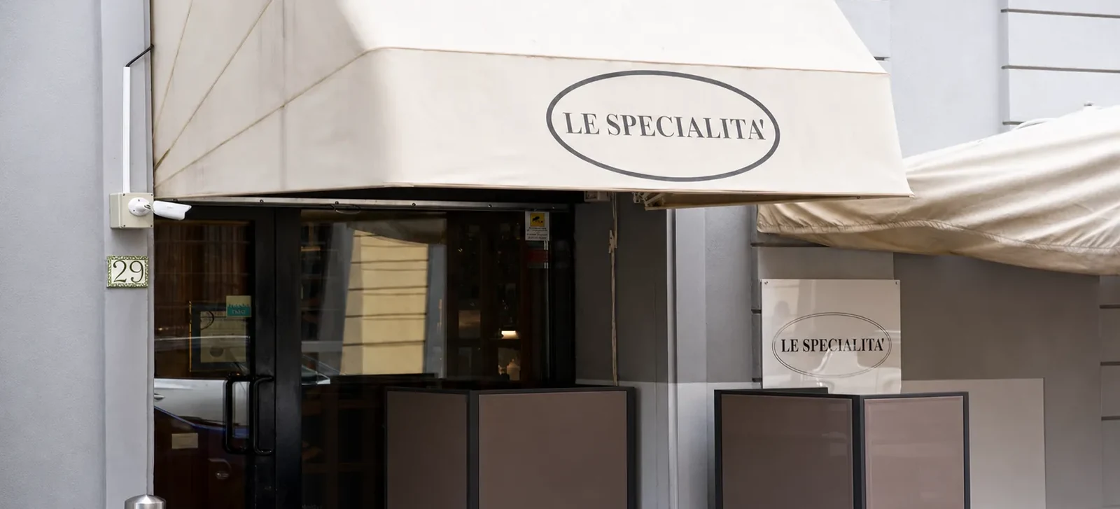 L’ingresso, via Pietro Calvi 29