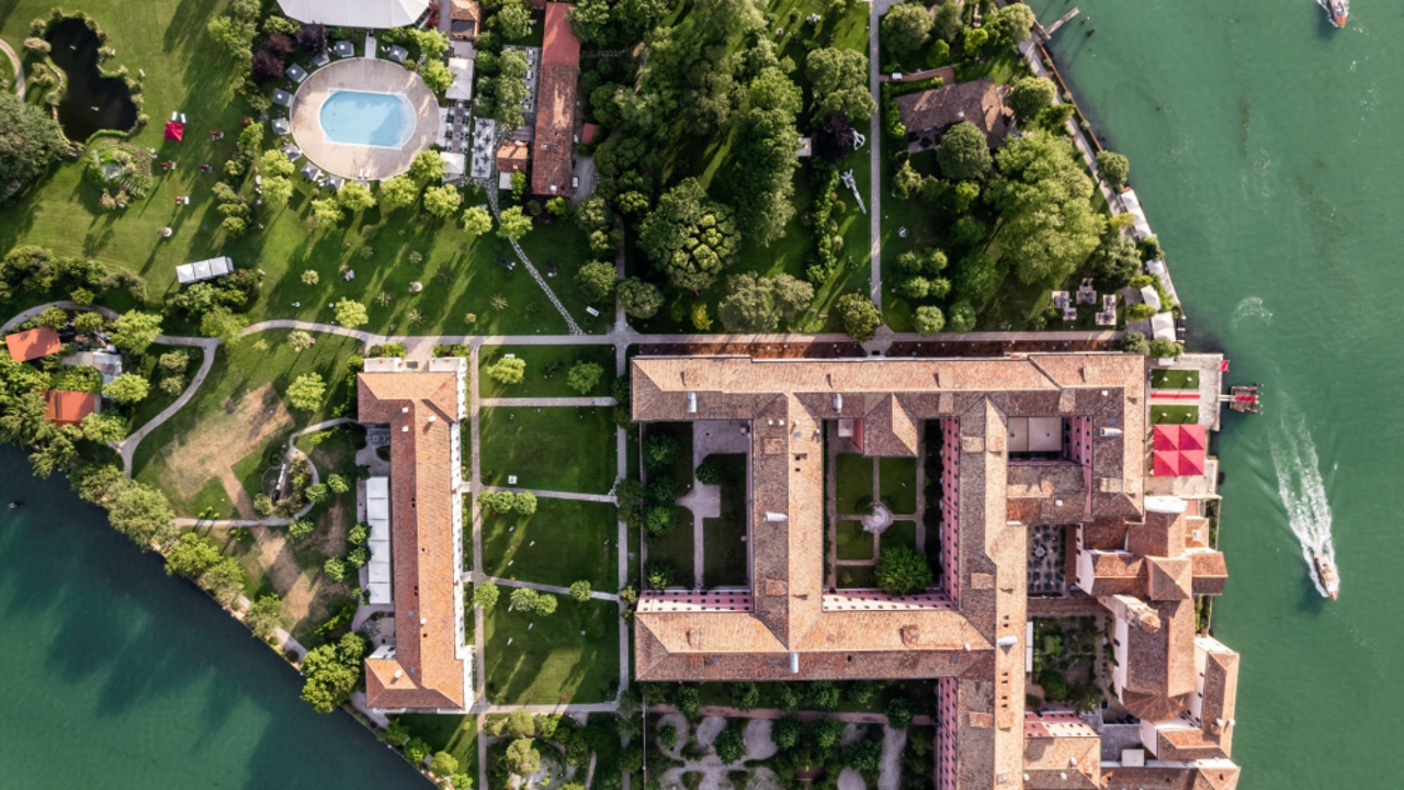 La pizzeria sofisticata che piace a vip e milanesi apre su un'isola privata davanti Venezia