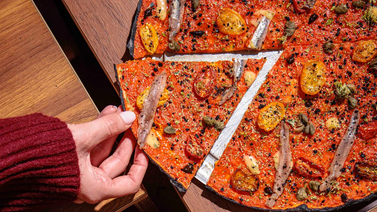 Pizza romana a Milano: il ritorno della sottile e croccante. Gli indirizzi