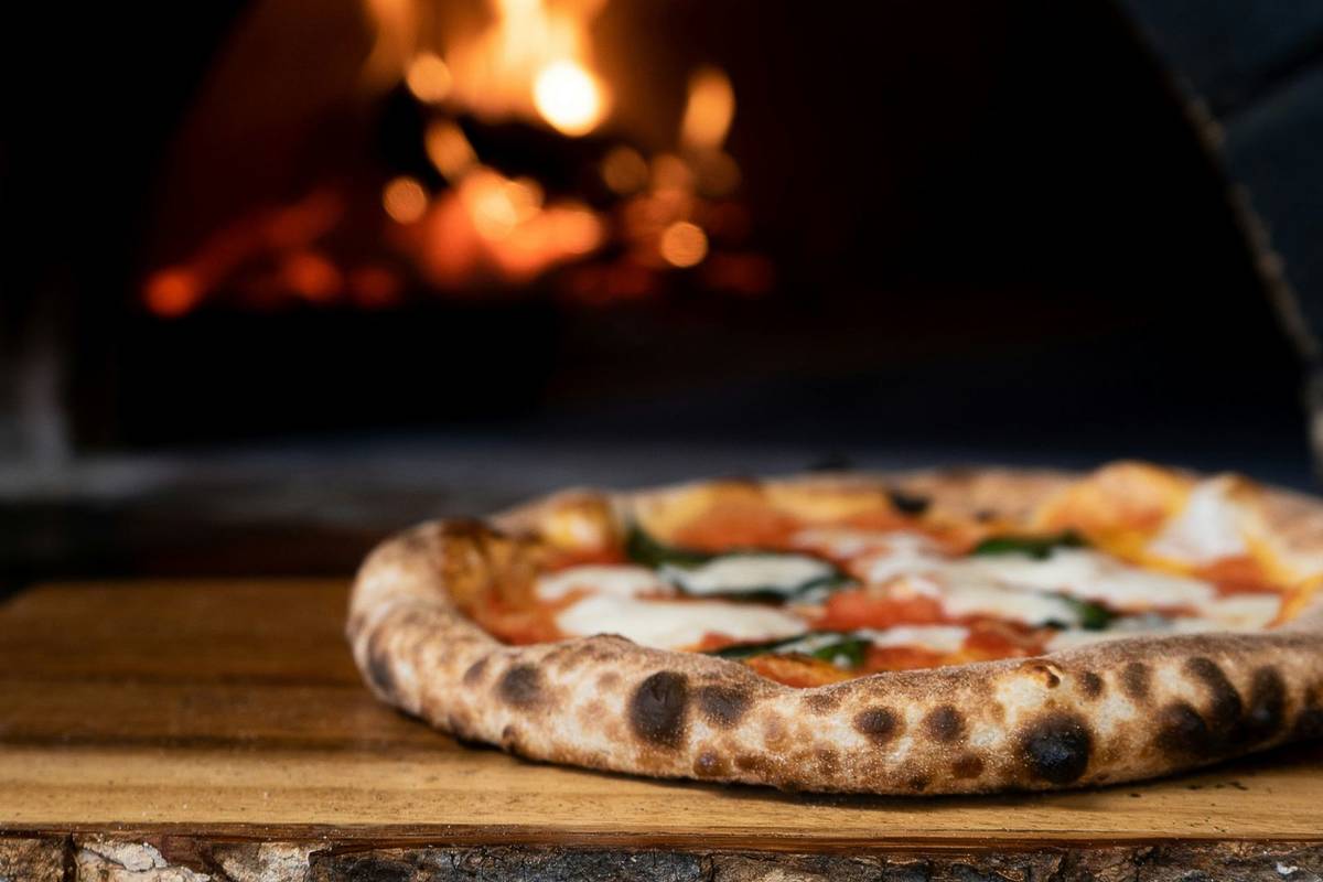 Aperta da oltre 40 anni, questa pizzeria-ristorante di Milano è la preferita di VIP come Bella Hadid e Emily Ratajkowski