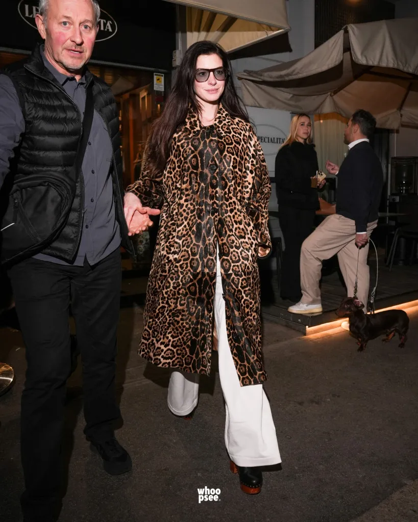 Anne Hathaway torna a Milano, mentre cresce l'attesa per "Il Diavolo Veste Prada 2"